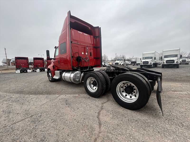 2021 International LT - image 3