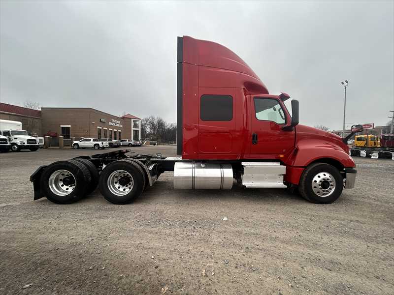 2021 International LT - image 6