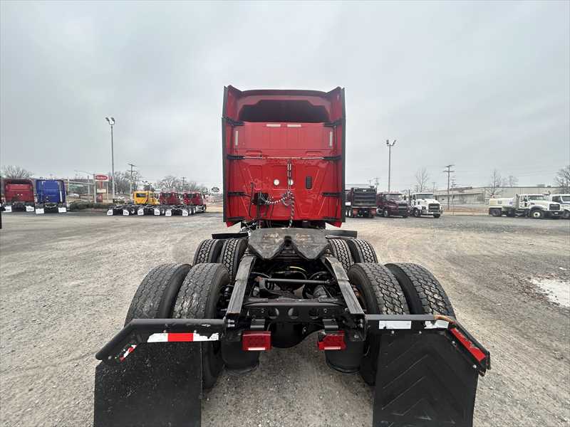 2021 International LT - image 4