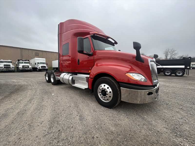 2021 International LT - image 7