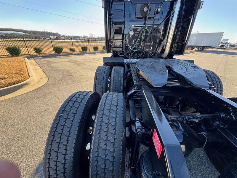 2023 Volvo - image 5