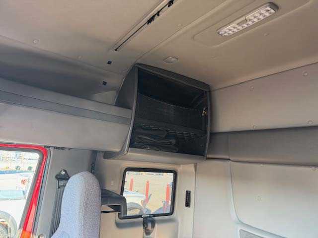 2021 International LT - image 13