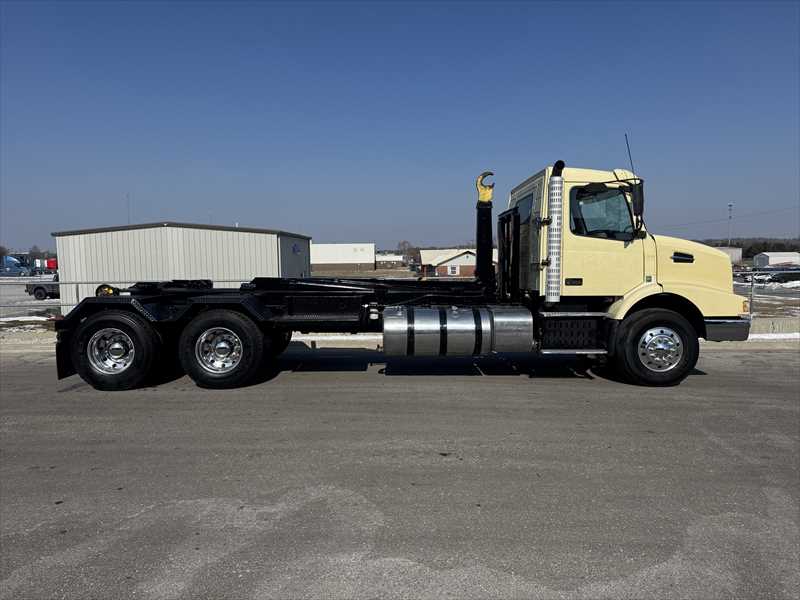 2017 Volvo - image 4