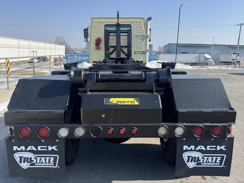 2017 Volvo - image 3