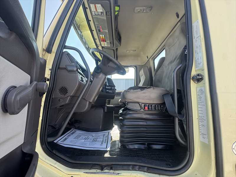 2017 Volvo - image 10