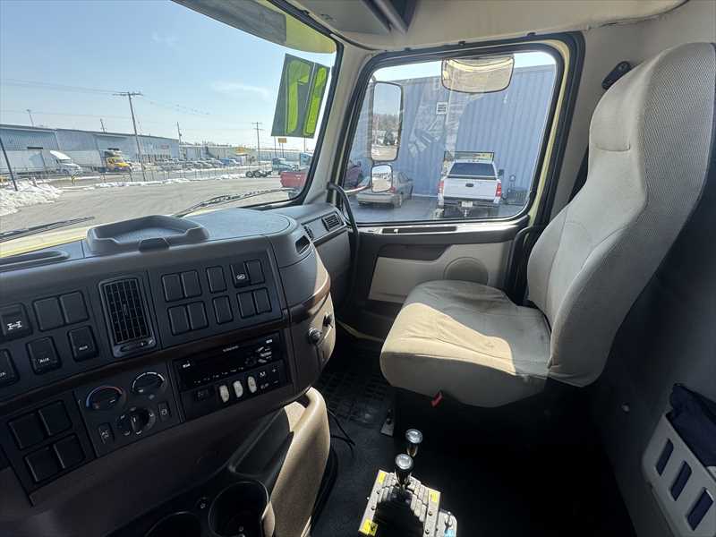 2017 Volvo - image 14