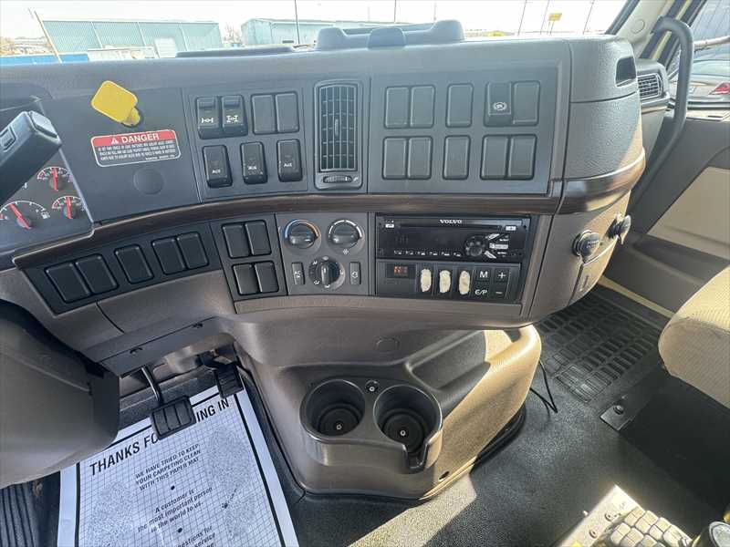 2017 Volvo - image 13