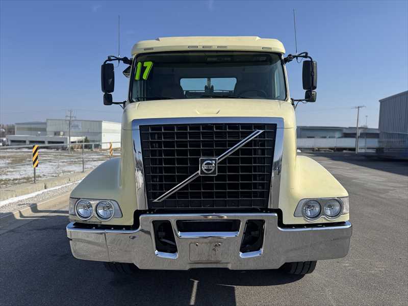 2017 Volvo - image 6