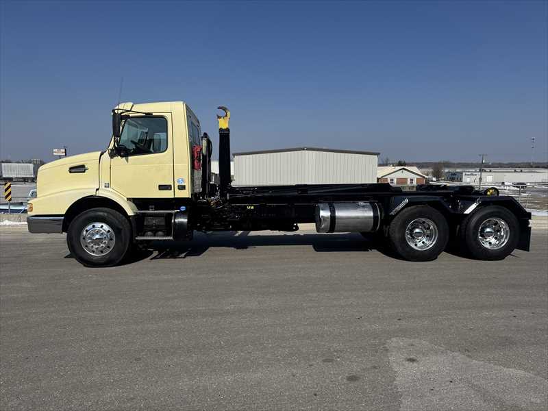 2017 Volvo - image 2