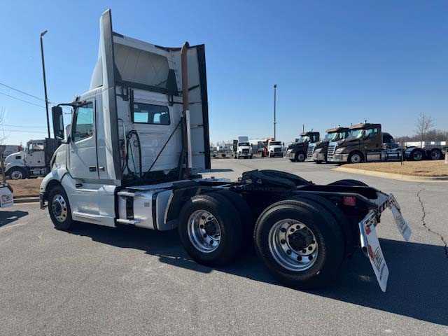 2020 Volvo - image 3