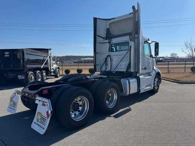 2020 Volvo - image 4