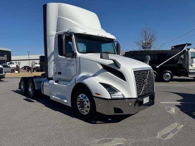 2020 Volvo - image 6