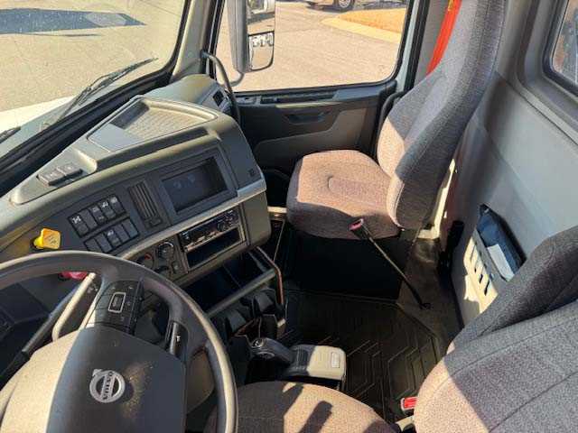 2020 Volvo - image 7