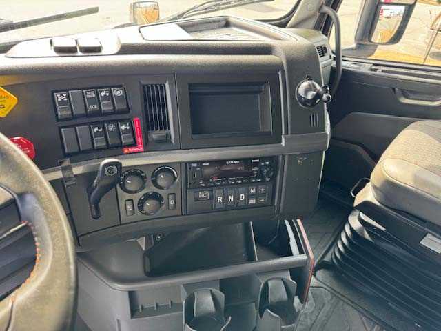 2023 Volvo - image 17