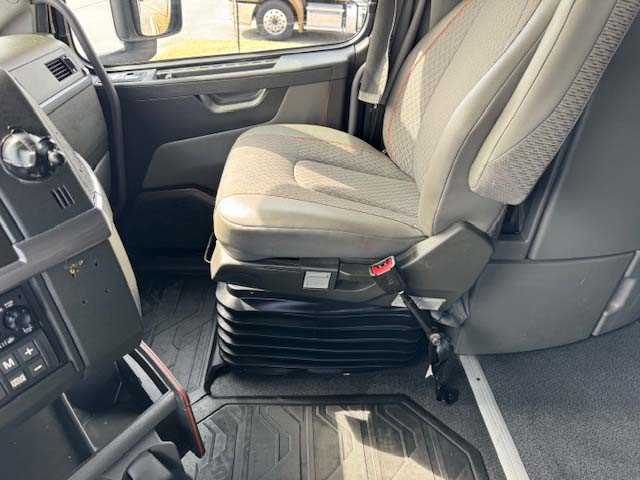 2023 Volvo - image 18