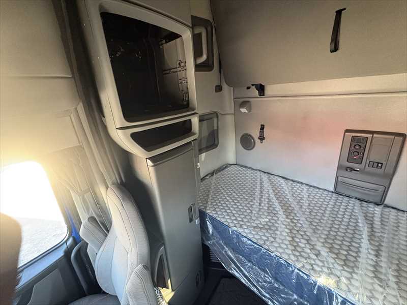 2021 Volvo - image 28