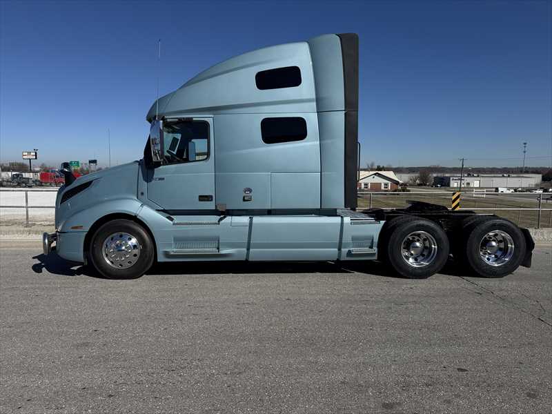 2021 Volvo - image 2