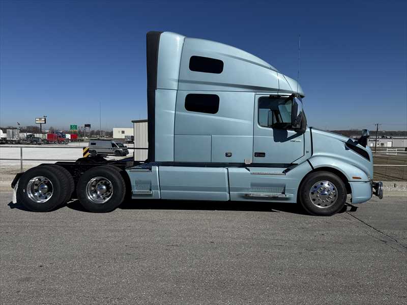 2021 Volvo - image 5