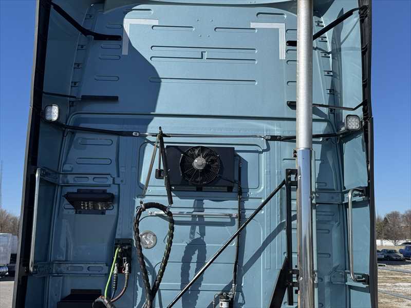 2021 Volvo - image 3