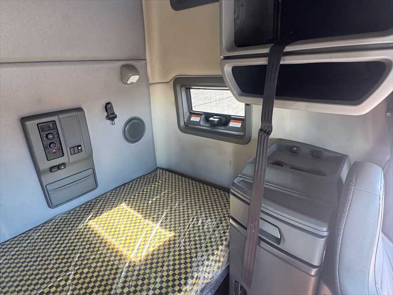 2021 Volvo - image 17