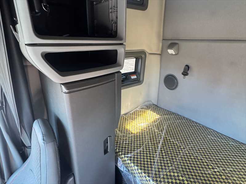 2021 Volvo - image 18