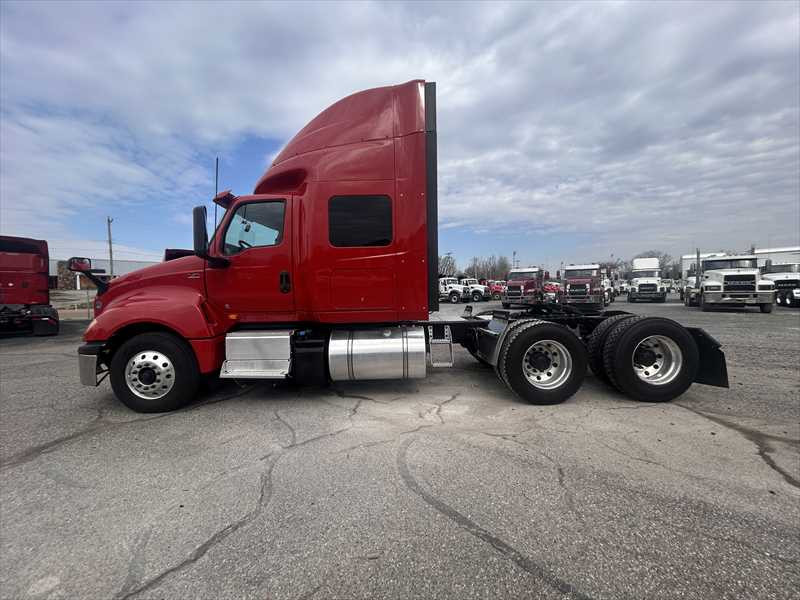 2021 International LT - image 2