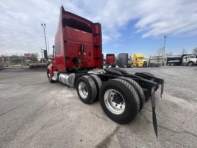 2021 International LT - image 3