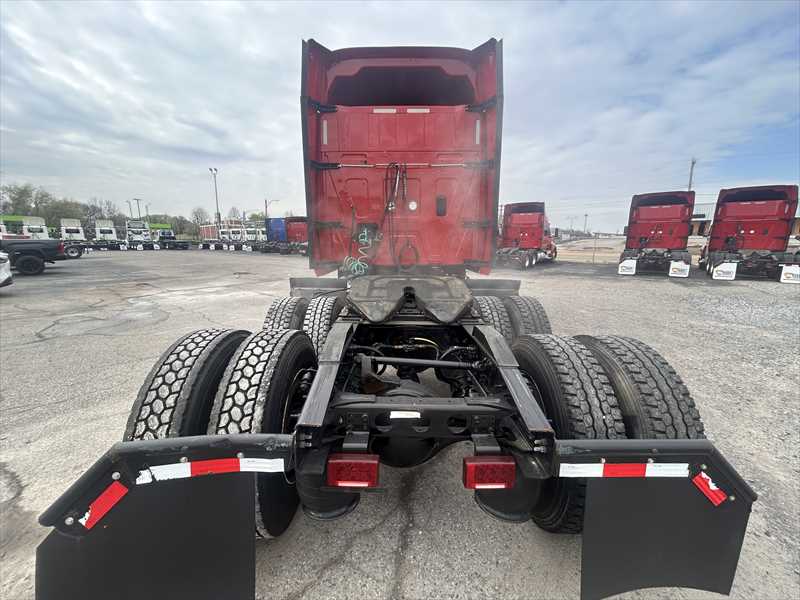 2021 International LT - image 4