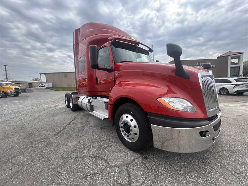 2021 International LT - image 7