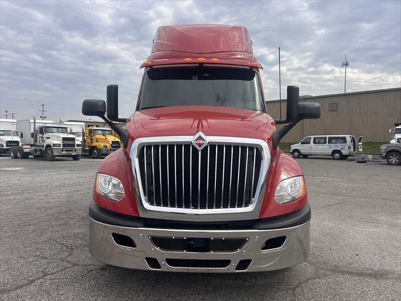 2021 International LT - image 8