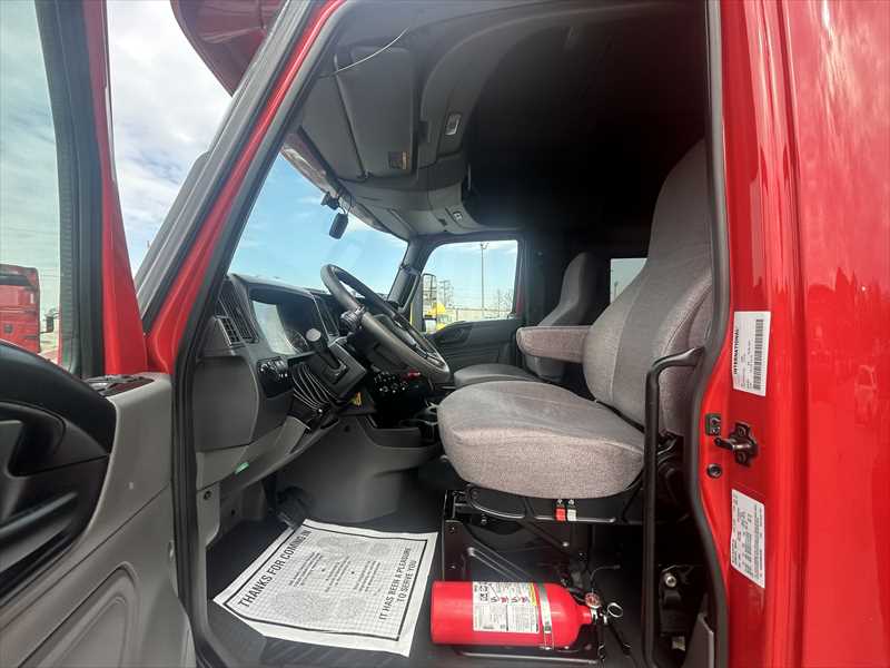 2021 International LT - image 9