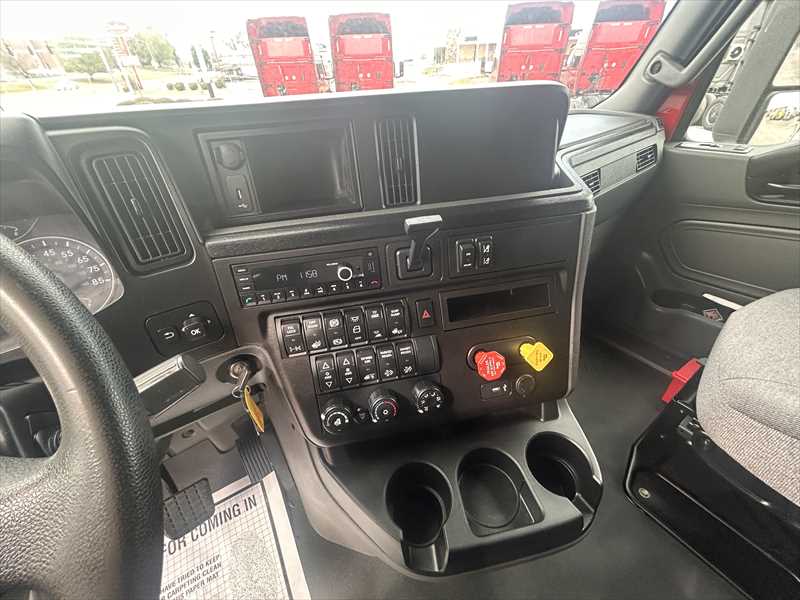 2021 International LT - image 11