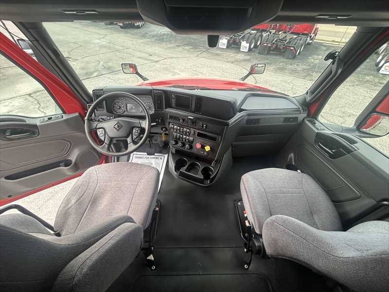 2021 International LT - image 12