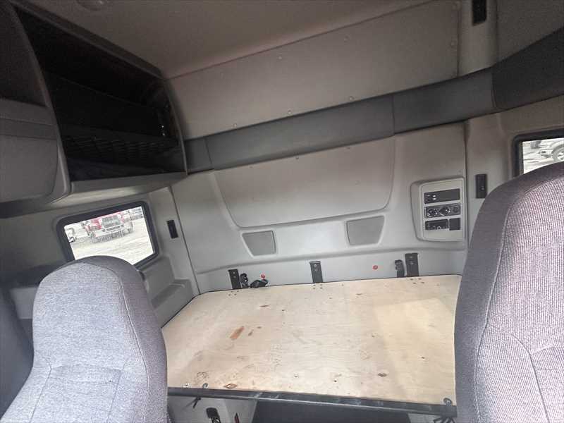 2021 International LT - image 13