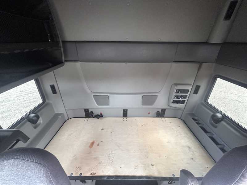 2021 International LT - image 14