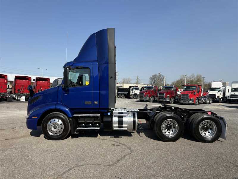 2024 Volvo  VNR64T300