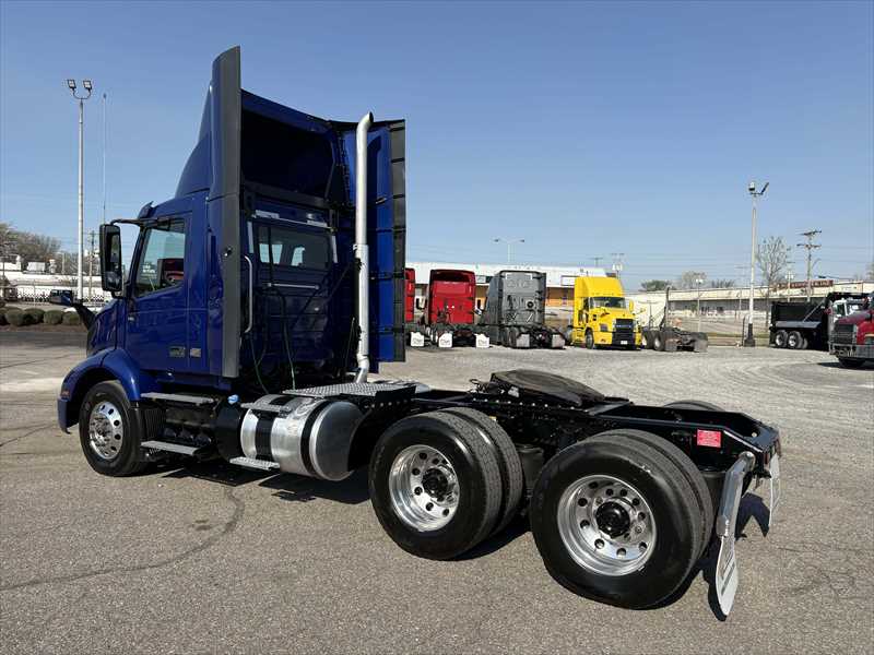 2024 Volvo  VNR64T300