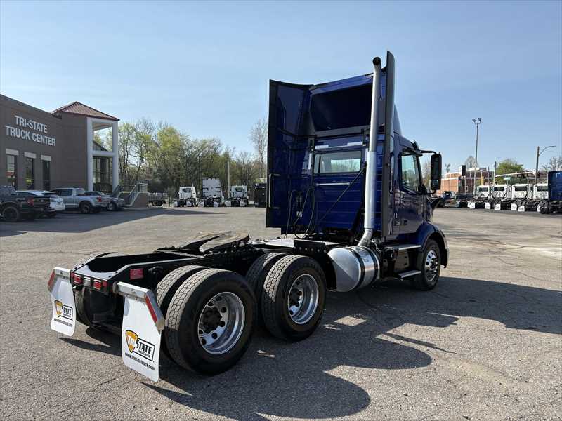2024 Volvo  VNR64T300