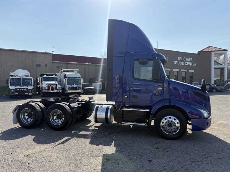 2024 Volvo  VNR64T300