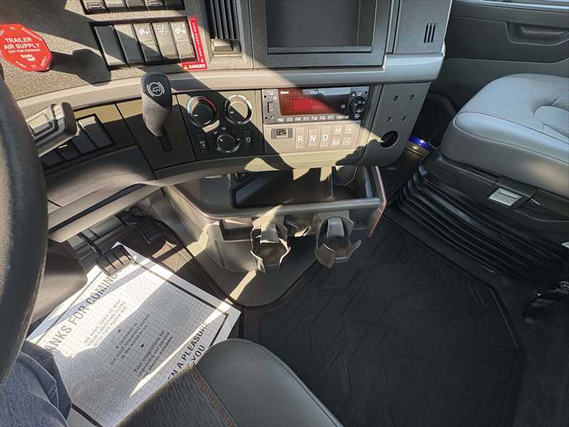 2024 Volvo  VNR64T300