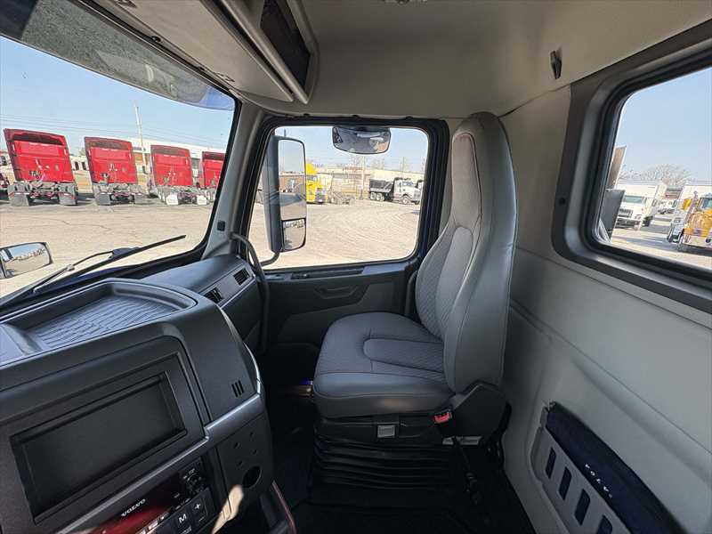 2024 Volvo  VNR64T300