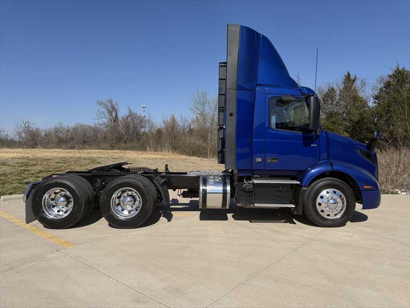 2024 Volvo  VNR64T300