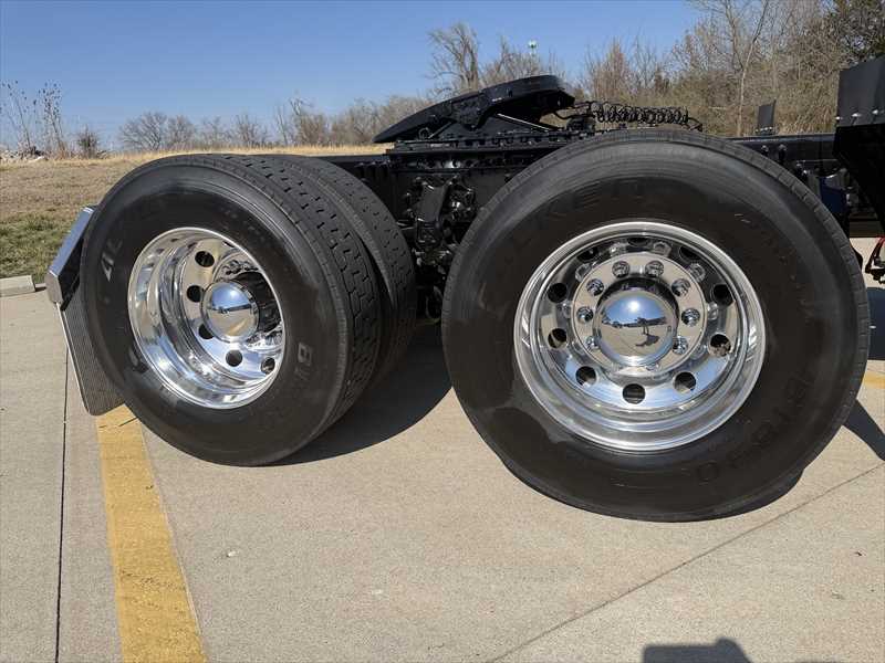 2024 Volvo  VNR64T300