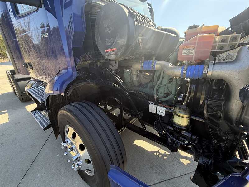 2024 Volvo  VNR64T300