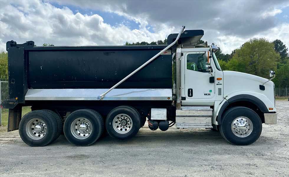 2021 International HX - image 2