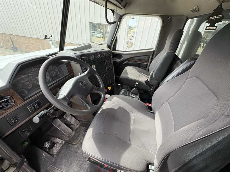 2021 International HX - image 8