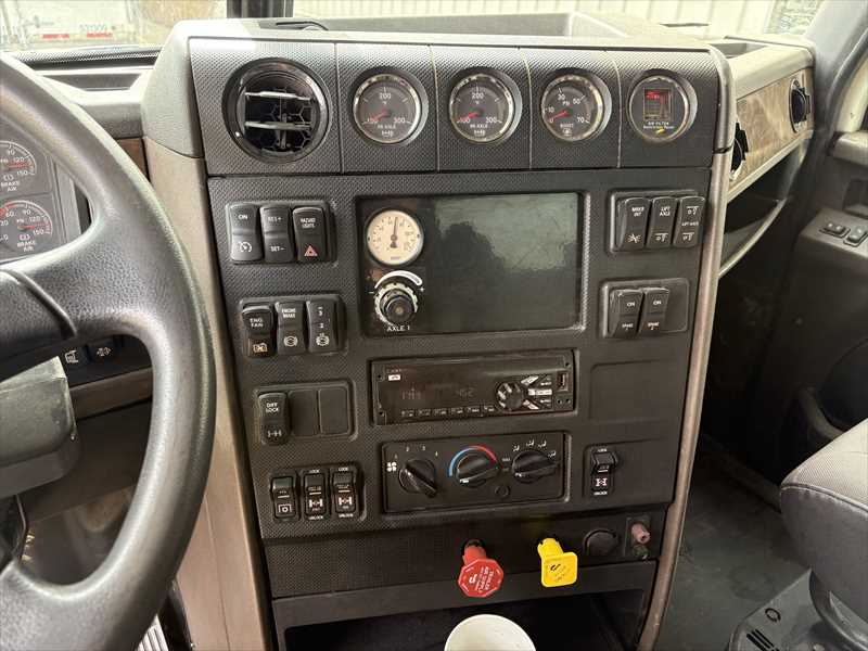 2021 International HX - image 9