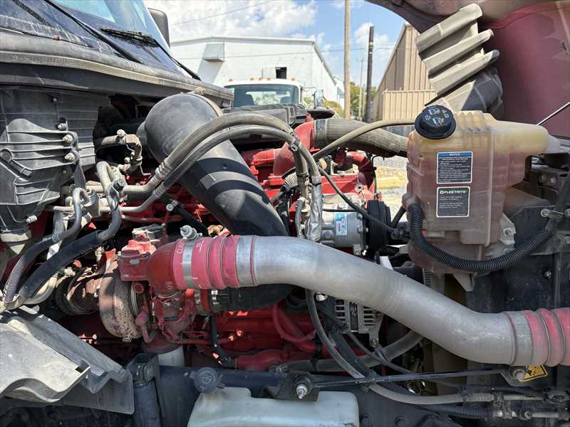 2021 International LT - image 9