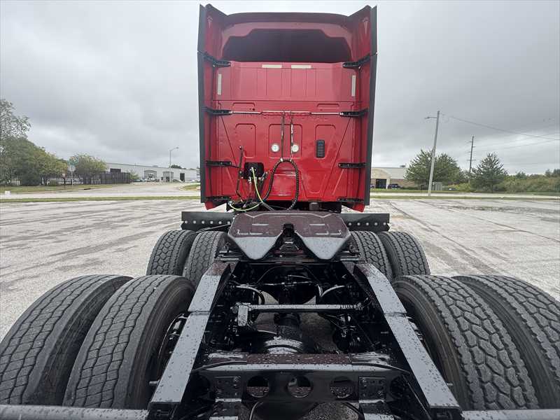 2021 International LT - image 3