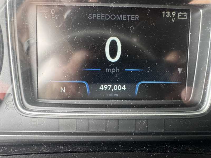 2021 International LT - image 13